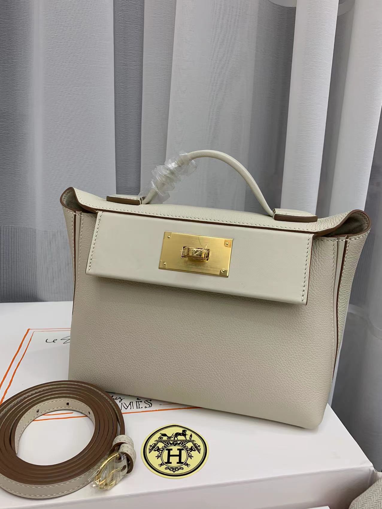 Hermes Kelly Mini 2424 21cm Handbag in Cream White Clemence Leather 